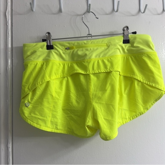 Lululemon speed up low rise  lined short 2.5” SZ 8 Women's Neon Green Shorts - Picture 7 of 10